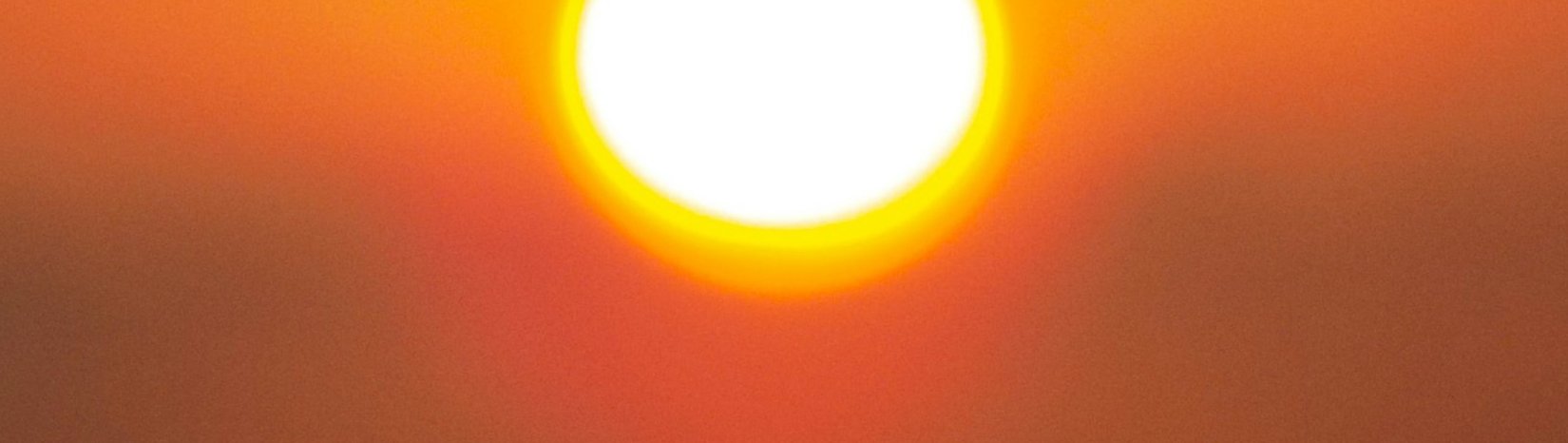 lever de soleil sur la mer au couleur chaudes et rassurante. On apperçoit le reflet du soleil sur l'eau.Cela symbolise le lien thérapeutique qui se crée dans mon cabinet dans l'Ici et Maintenant, en connection avec ses émotions.